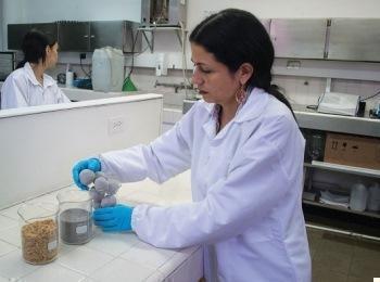 Mujer trabajando con muestras abrasivas en un laboratorio 