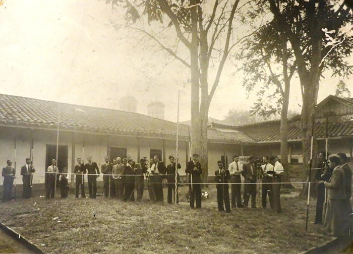 Estudiantes de Química Industrial en 1938. Se encuentran en el patio central del seminario conciliar
